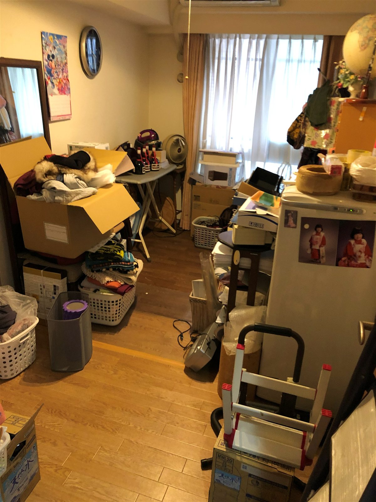作業前、家具や日用品が多く残っている居室の様子