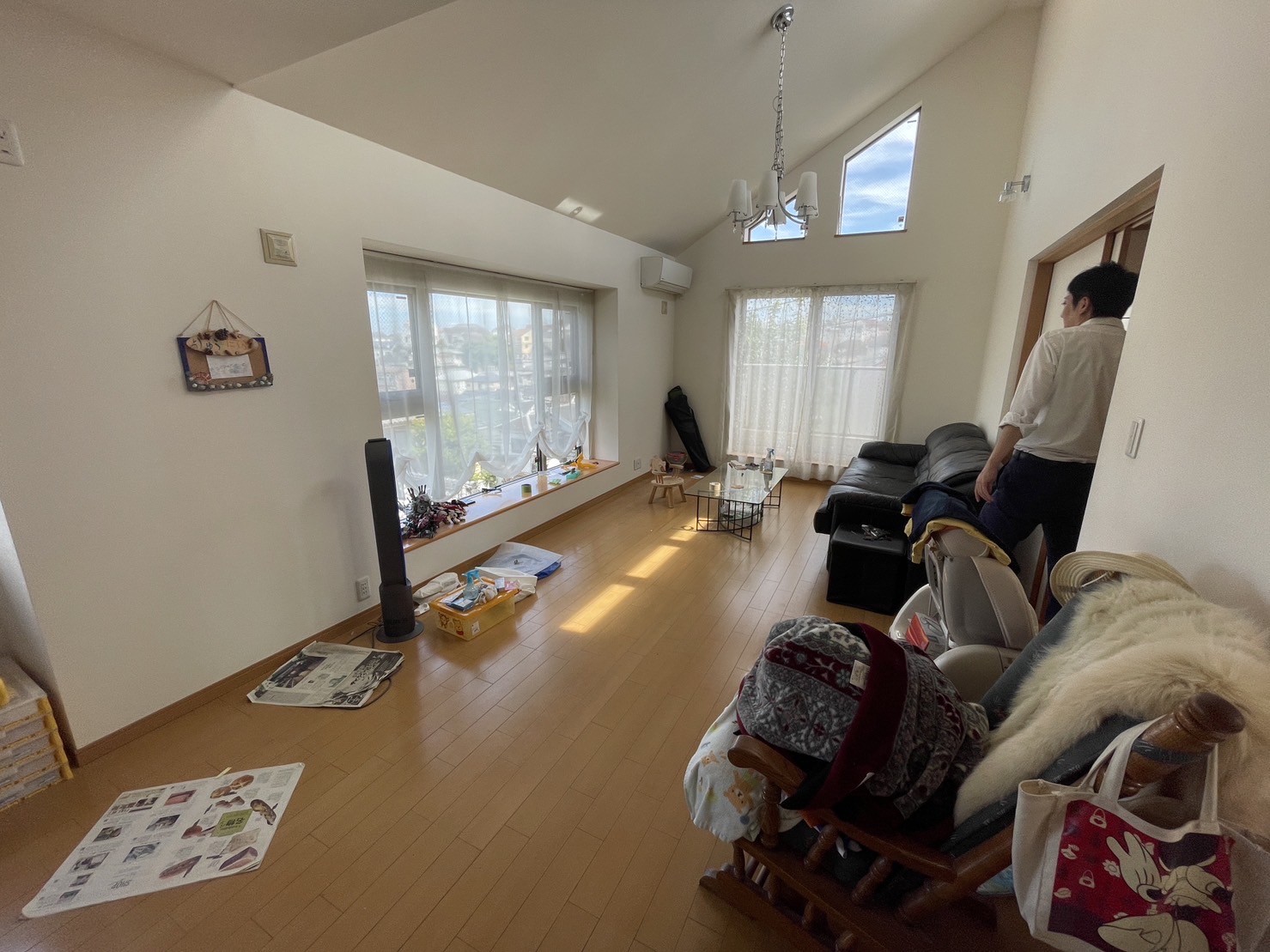 整理前の室内。家具や生活用品が残っている広い部屋の様子