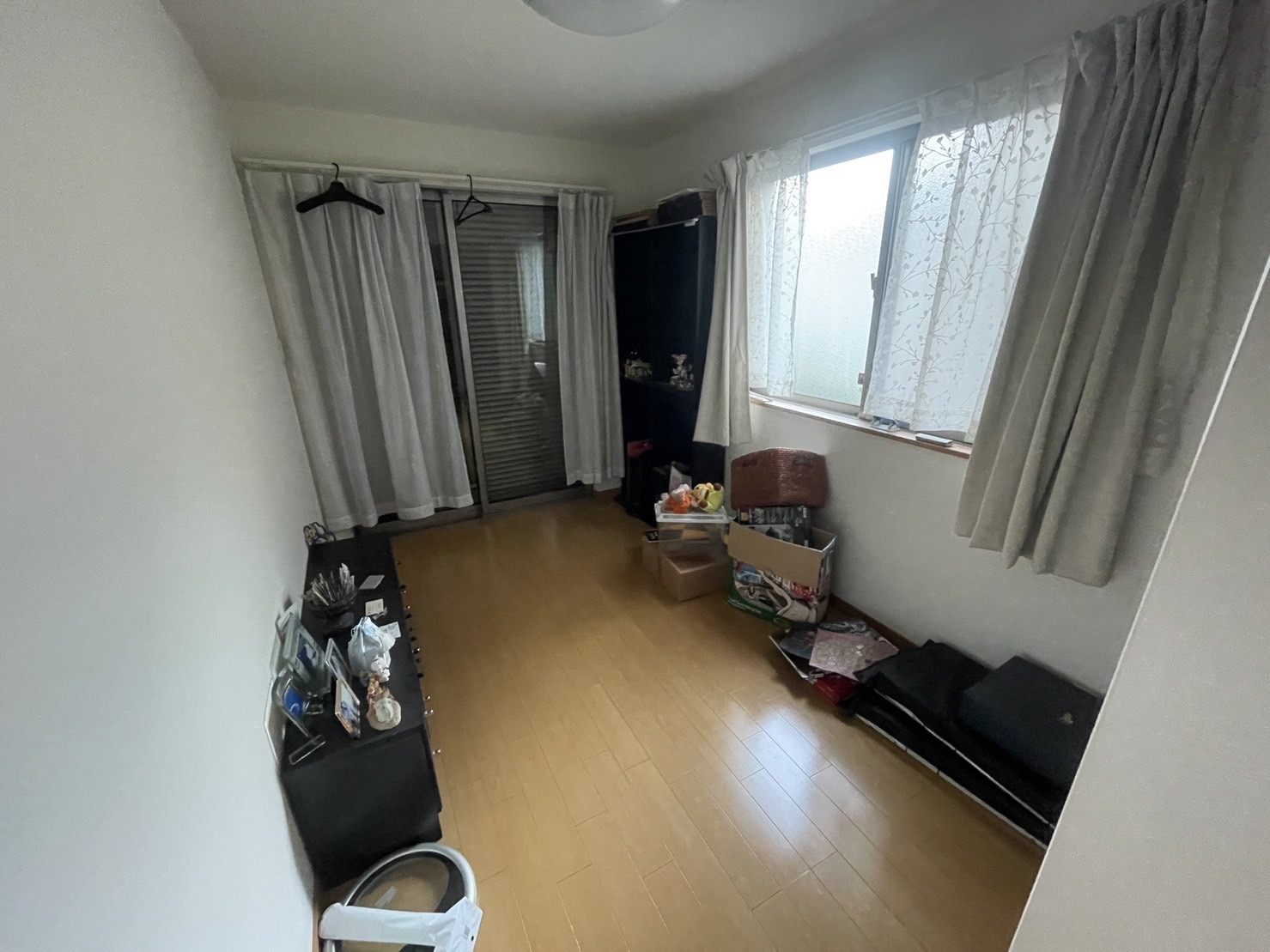 整理前の洋室。家具や生活用品が残っている状態