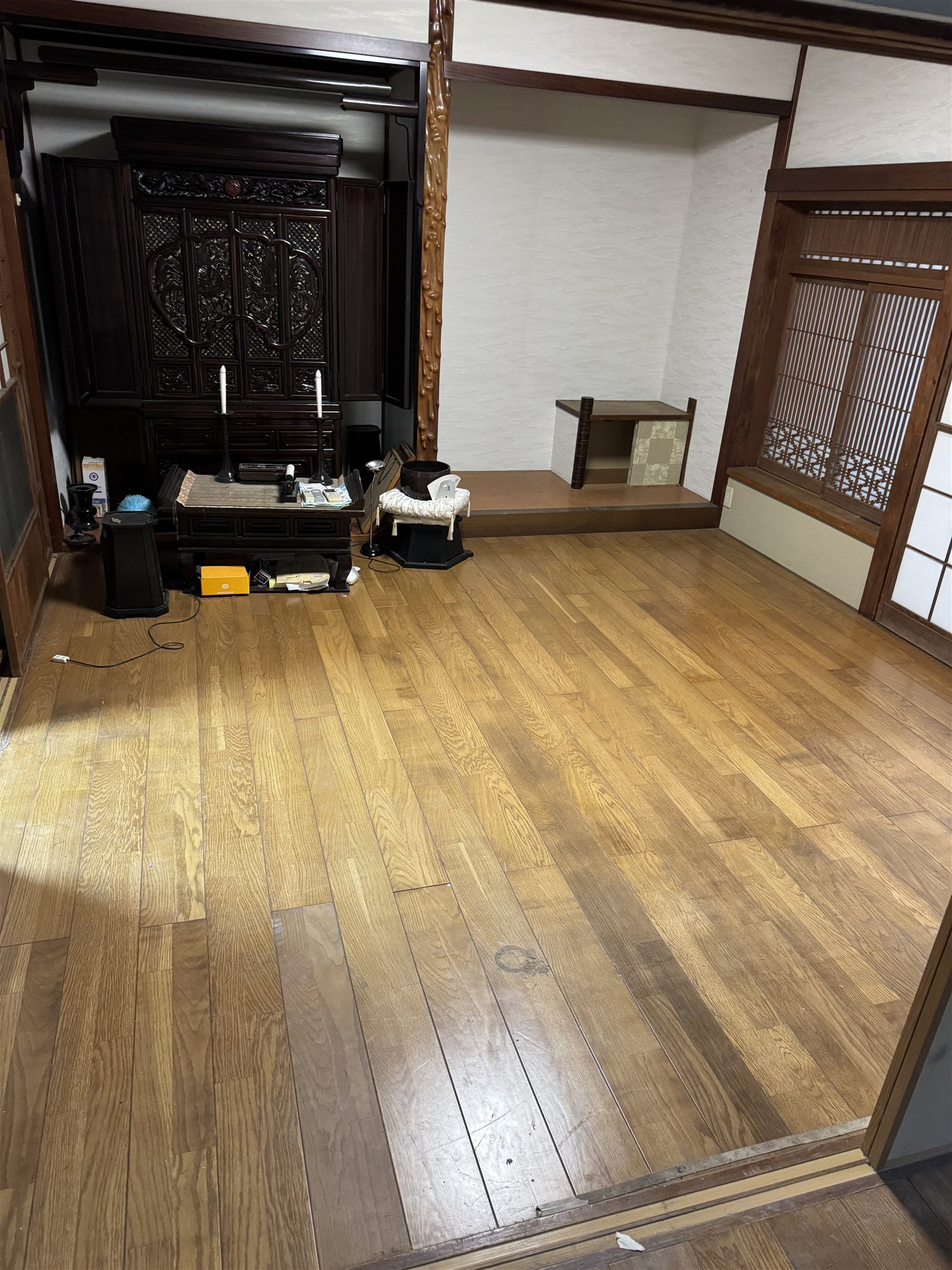 実家片づけで運び出しを待つ、たんすや家具が並んだ室内の様子